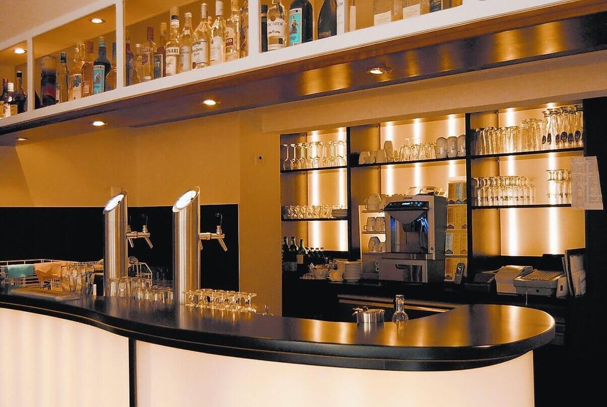 Bartheke mit vielen Gläsern